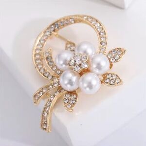 Exquisite Flower Imitation Pearl Brooch.